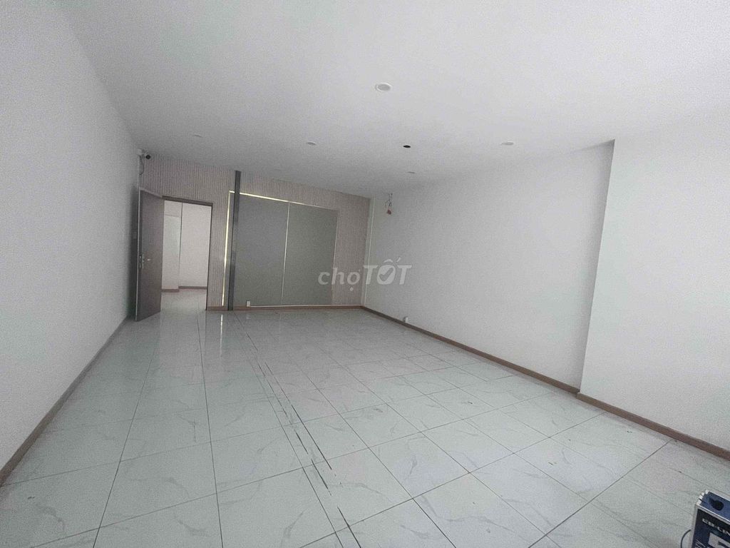 Фото 2: Аренда офиса на первом этаже в Vạn Phúc city, площадь 100 м²