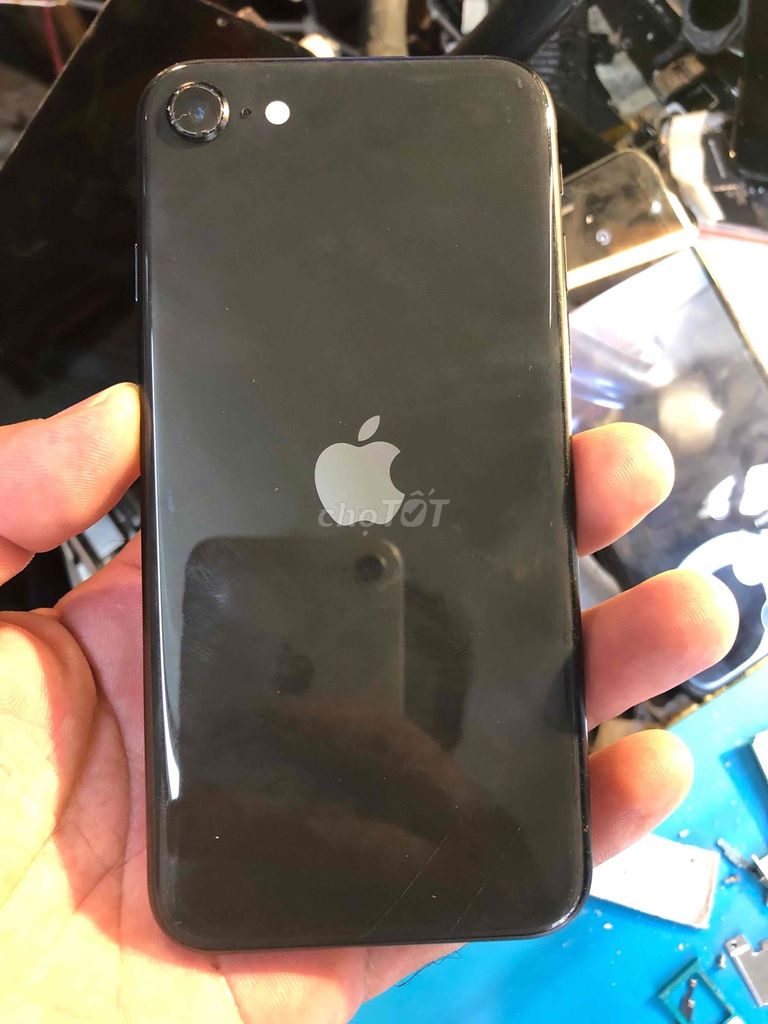 iPhone SE 2-го поколения 64GB, чёрный, в отличном состоянии