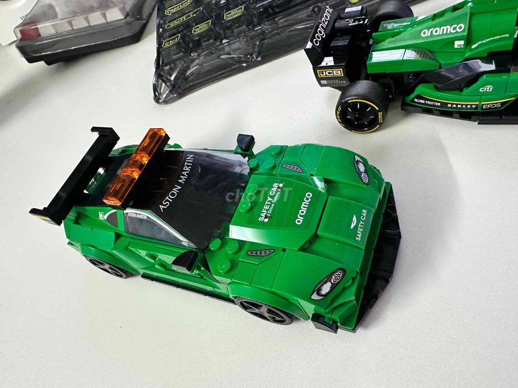 Фото 2: Конструктор Lego Aston Martin зеленый пластик