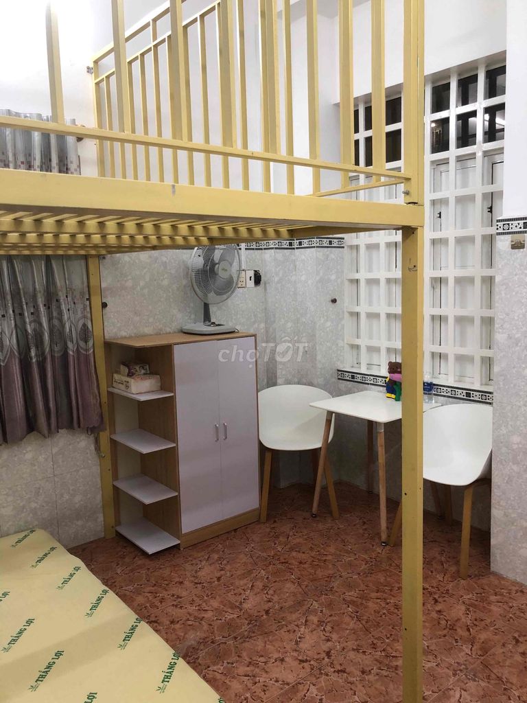 Комната с балконом, 2 окна, высокие антресоли, рядом с Университетом промышленности и торговли