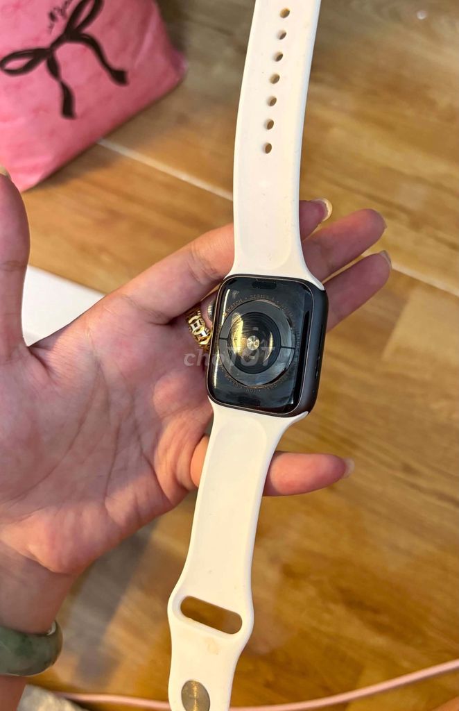 Фото 2: Apple Watch Series 4 44mm белый б/у
