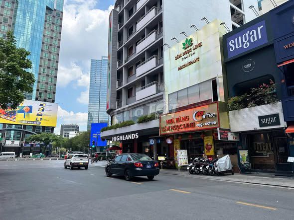 Фото 3: МТ Mạc Thị Bưởi — Nguyễn Huệ, самый VIP в Q1. Площадь: 6x25 м, конструкция: 1 этаж + 2 этажа
