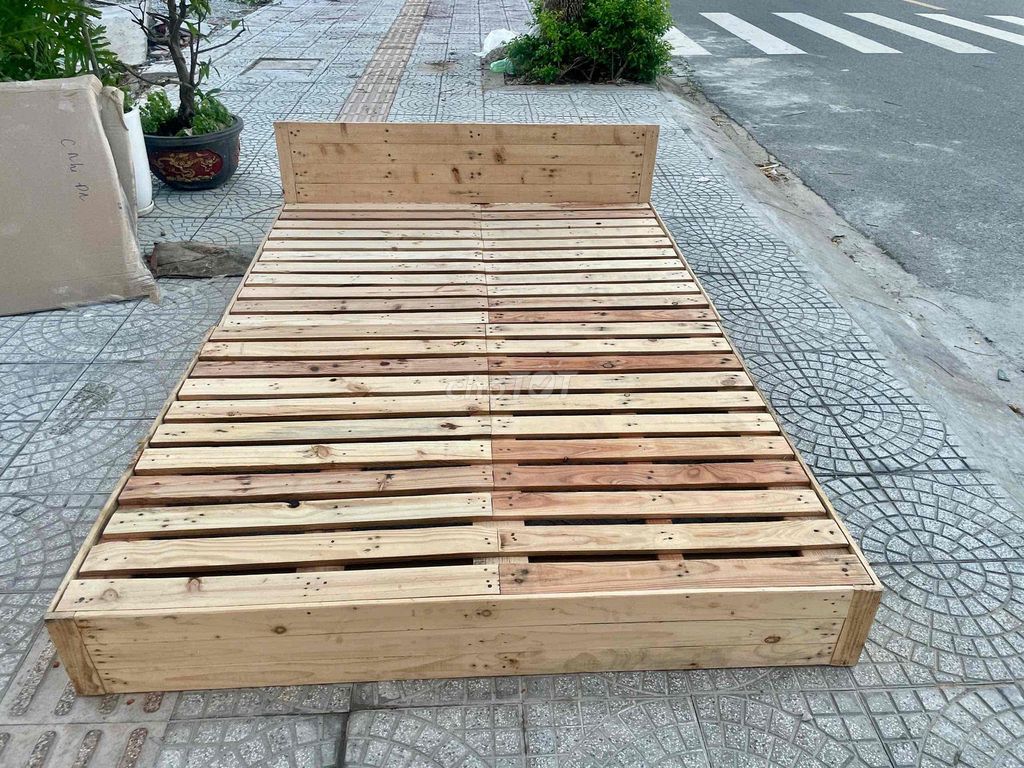 Продам паллетную кровать, размер 1,4м x 2м