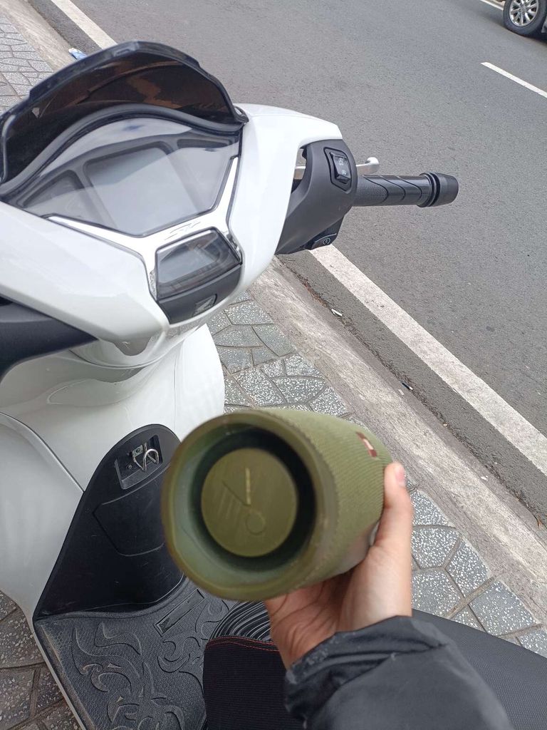 Фото 2: Колонка Bluetooth JBL Charge 4, цвет хаки