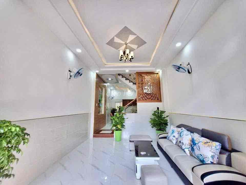Сдаётся новый дом, площадь 280 м², 1 первый этаж, 4 этажа, 6 спален, 4 санузла, переулок 8 м, проезд для грузовиков, ряд
