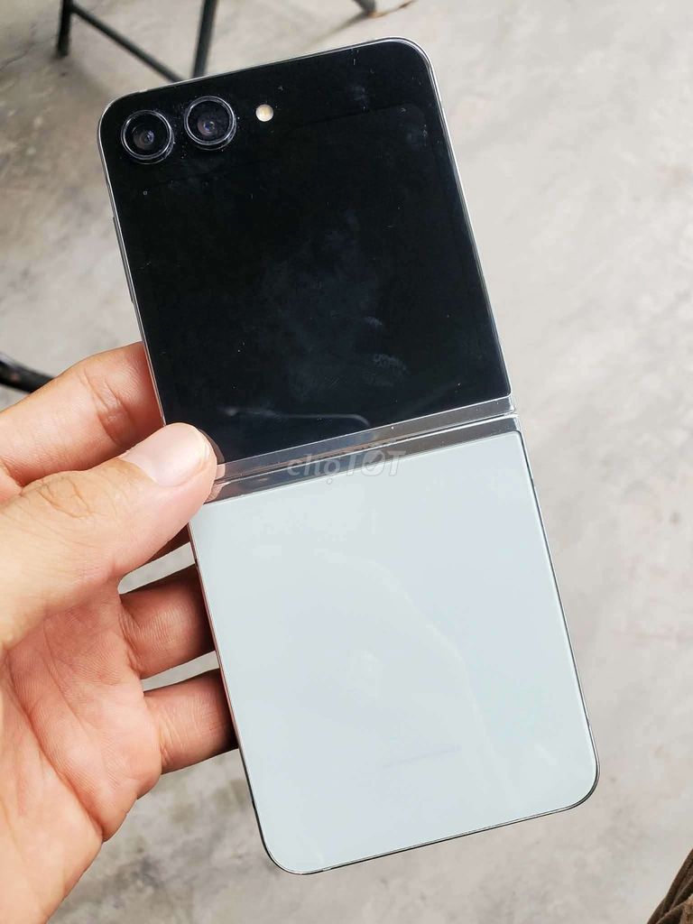Фото 2: Samsung Z Flip 5 256GB синий 2 SIM
