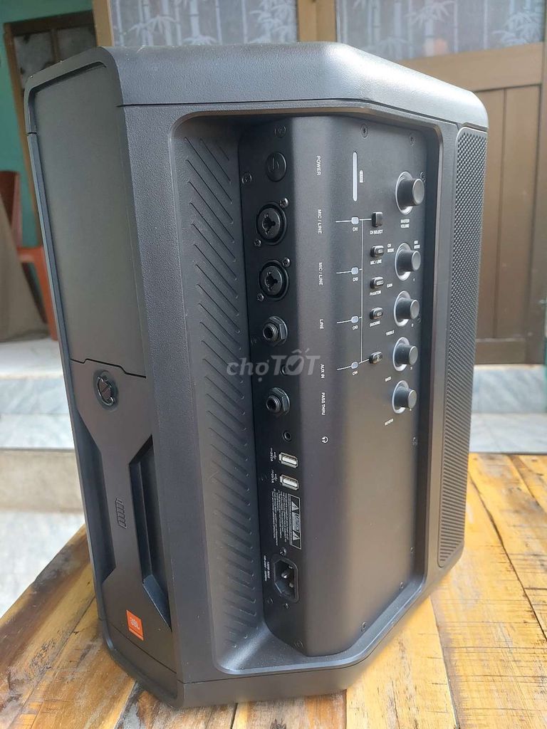 Фото 2: Портативная колонка JBL EON One Compact черная