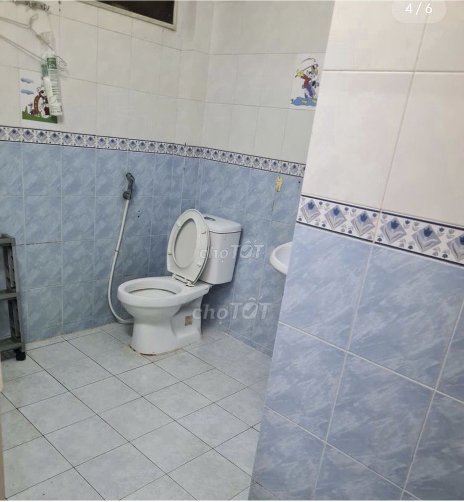Фото 2: Дом 4 этажа, фасад Bà Hom, 4,5 м x 23 м, 4 спальни, 4 санузла, сдаётся вместе с рестораном