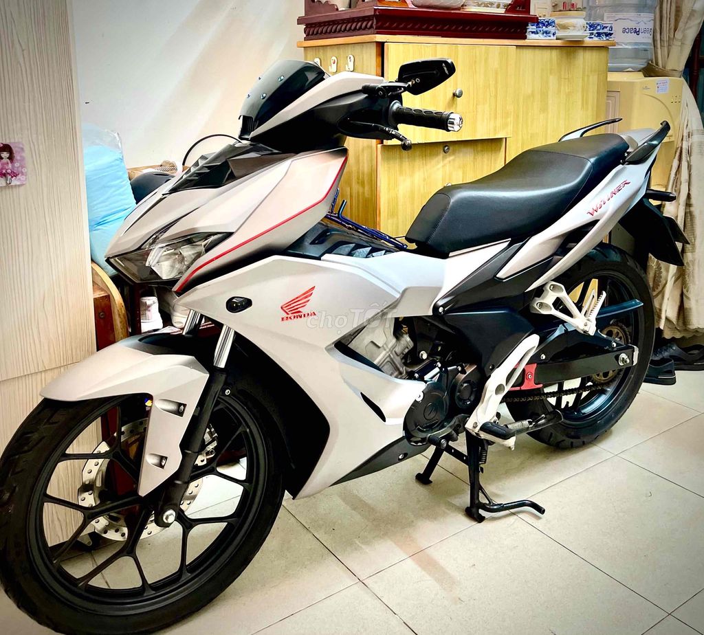 Фото 2: Honda Winner X 2019, механическая, серебристо-серая
