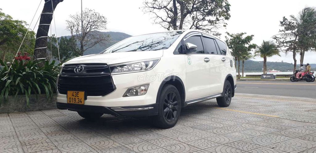 Фото 2: Toyota Innova Venturer белый 8 мест автоматическая