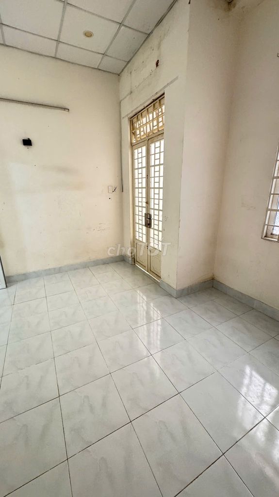 Фото 2: Продажа дома: первый этаж, 1 этаж над землёй, Thạch Thị Thanh, Tân Định, рядом с фасадом