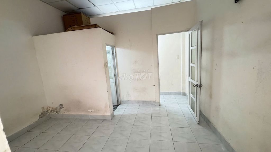 Фото 3: Продажа дома: первый этаж, 1 этаж над землёй, Thạch Thị Thanh, Tân Định, рядом с фасадом