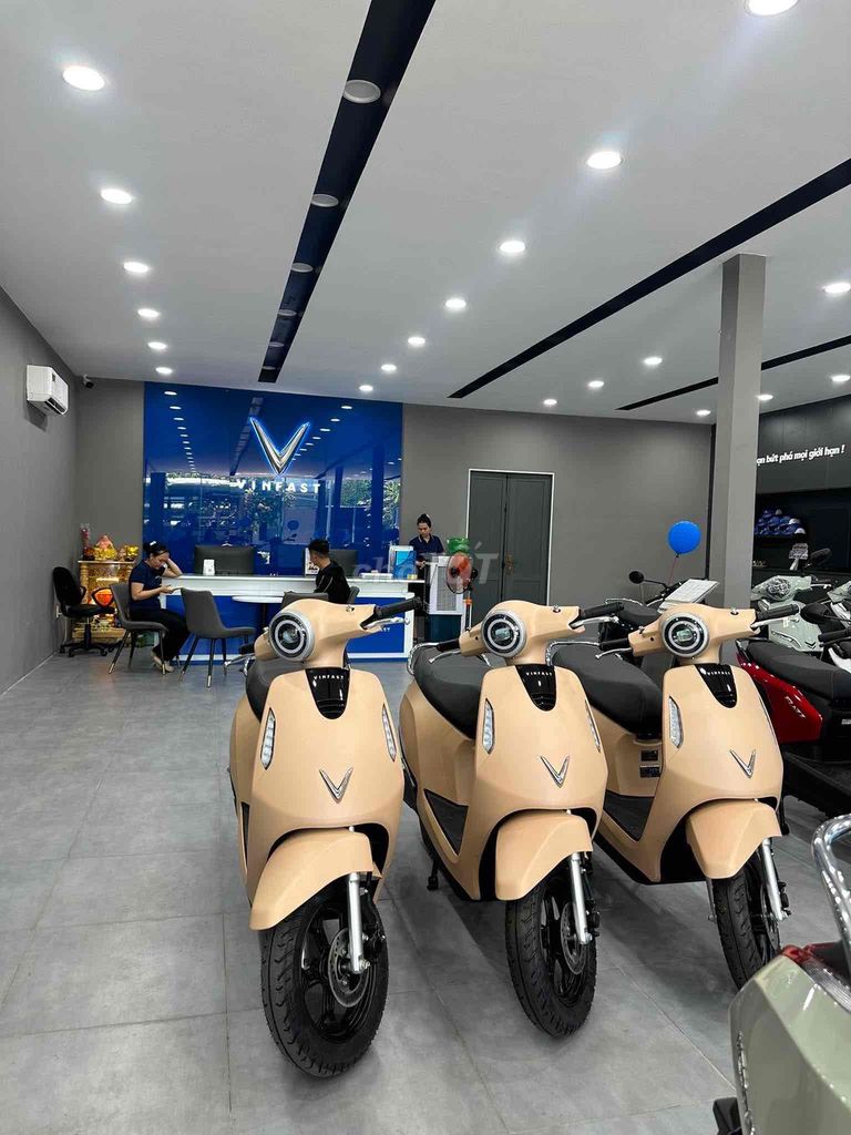 Электромотоцикл VinFast кремово-желтый, пробег несколько сотен км