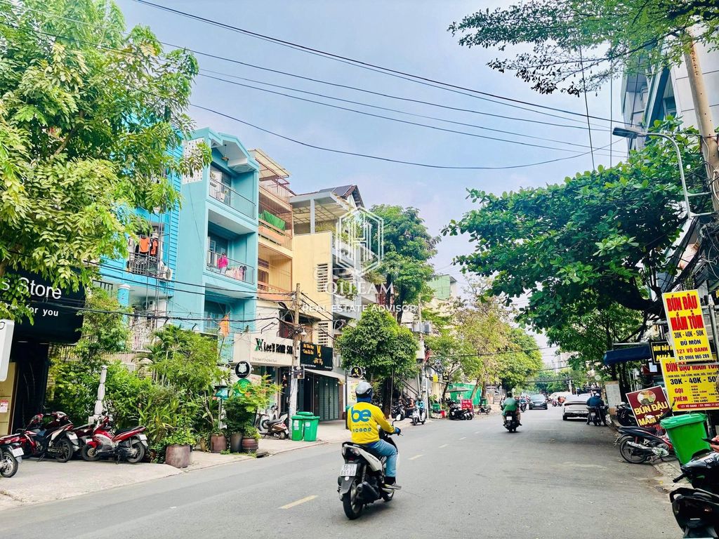 Фото 2: ФАСАД VÕ OANH, р-н 25, БИНЬТХАНЬ - 4,5x17 - 4 этажа, лифт