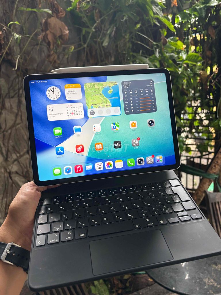 Фото 2: iPad Pro 2020 Wifi 256GB Silver + Magic Keyboard + Pencil
