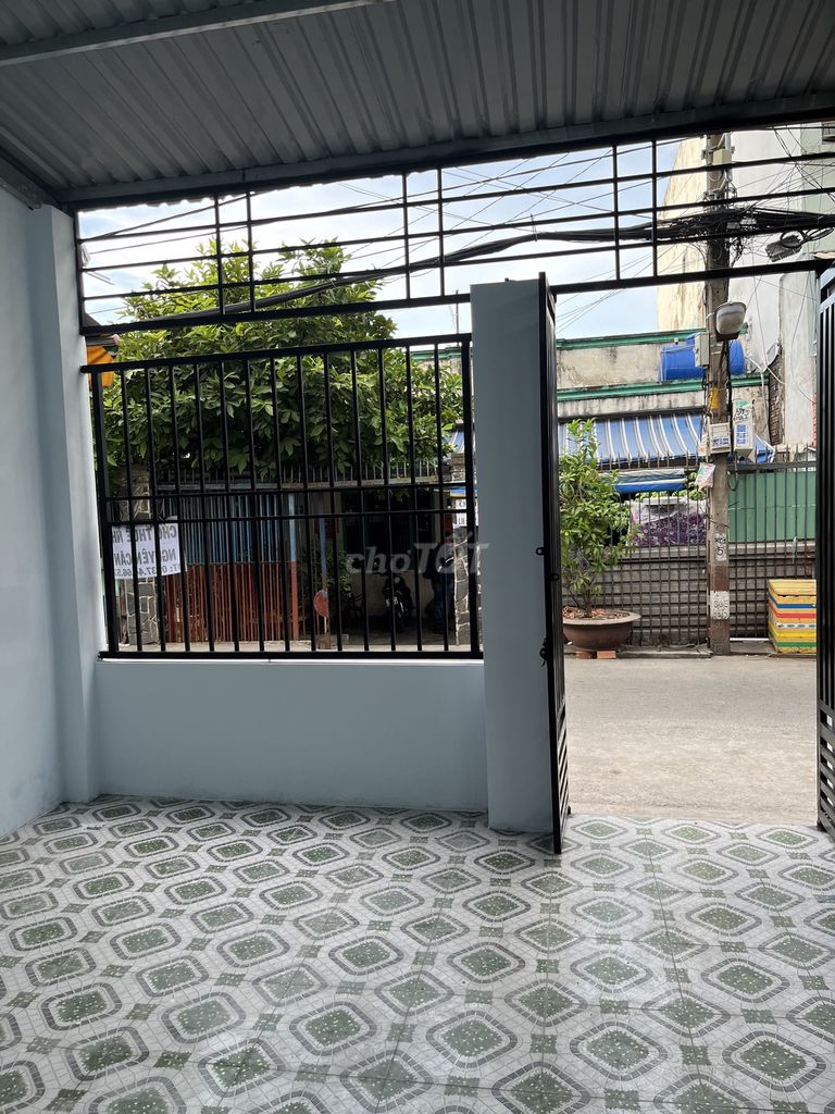 Фото 3: Аренда дома целиком, фасад на улице Нгуен Хой, в 500 м от автовокзала Миен Тэй