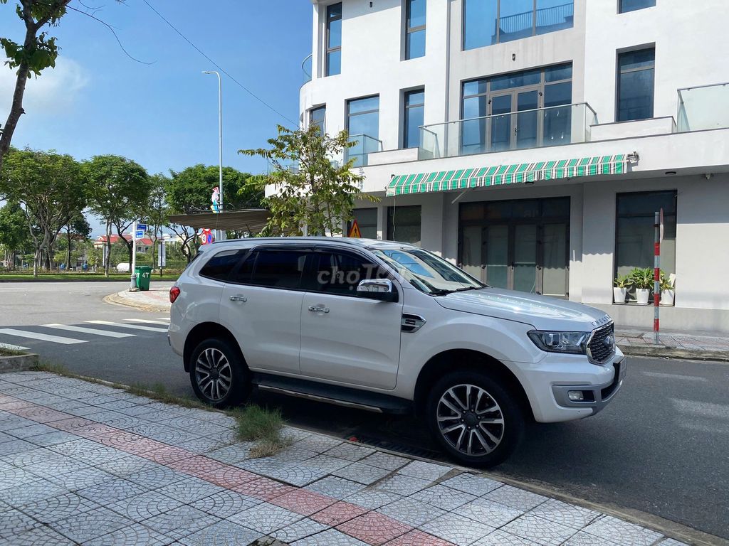 Фото 2: Ford Everest Titanium 1 cầu 2022 Trắng 7 chỗ