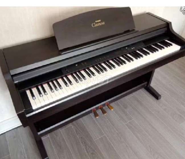 Электронное пианино Yamaha Clavinova коричневое