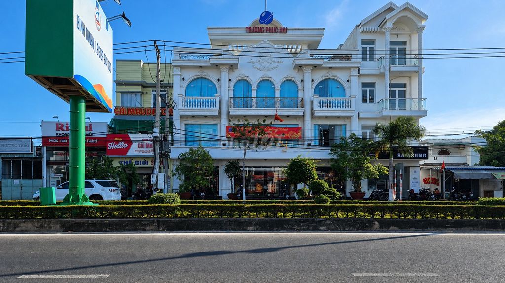 Сдается в аренду дом на Хунг Выонг, 3 этажа, 900м², отличное расположение в Фантхиете