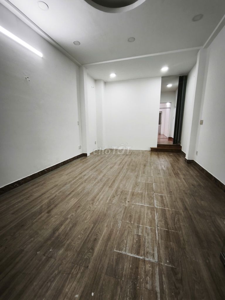 Фото 3: Сдам в аренду 3-этажный дом 162 м² рядом со Starbucks, подходит для офиса, спа, стриминга.