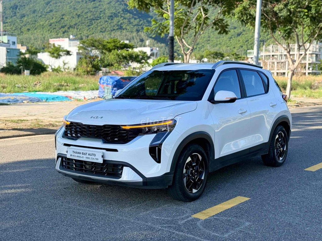 Фото 3: Kia Sonet Luxury 2024 белый 29.000 км