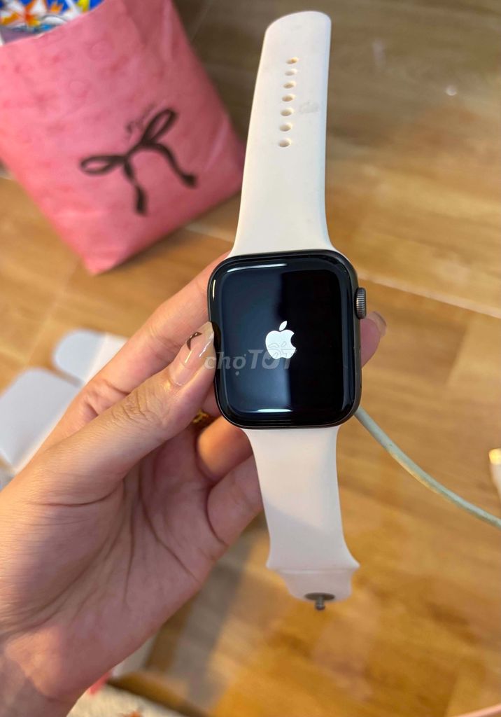 Фото 3: Apple Watch Series 4 44mm белый б/у