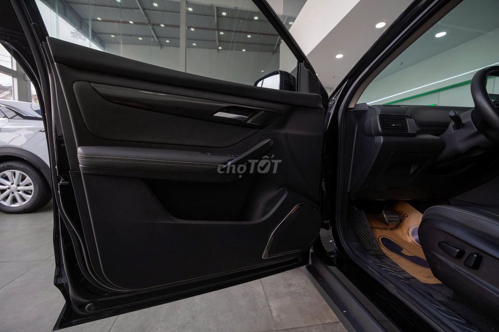 Фото 3: VinFast VF8 Eco 2023 Черный, электромобиль с батареей CATL