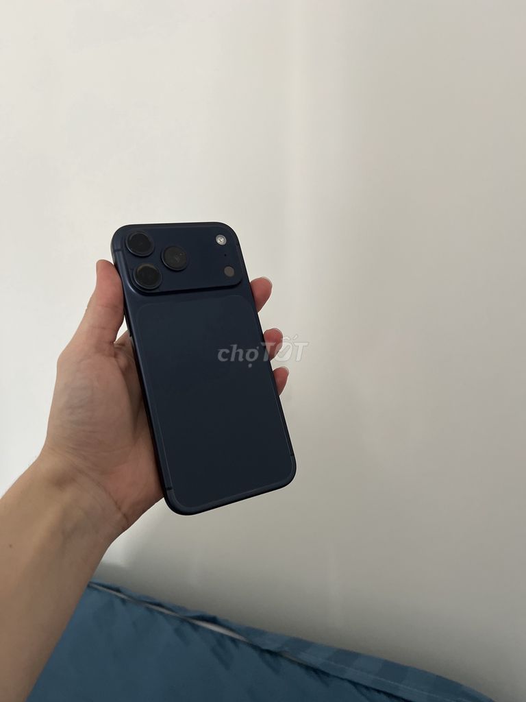 iPhone 17 Pro Max 256GB темно-синий, как новый
