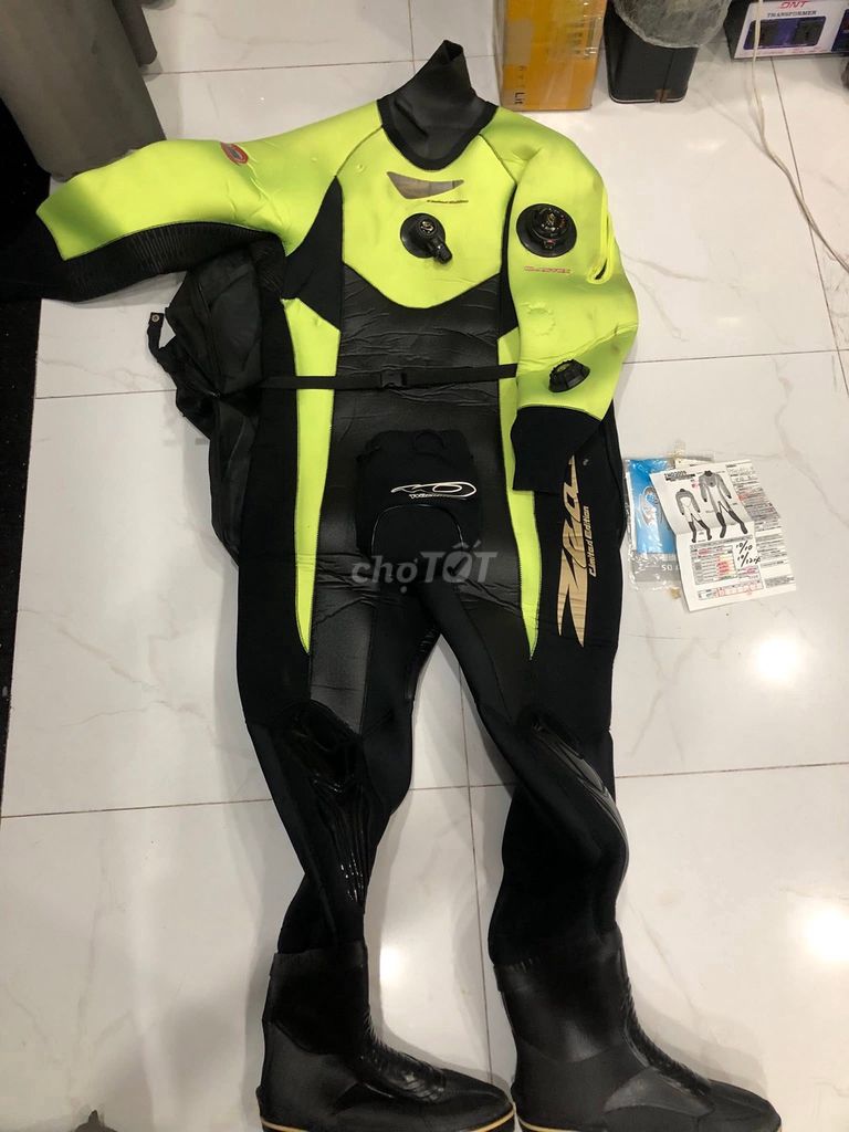 Новый неопреновый гидрокостюм черный с неоново-желтым