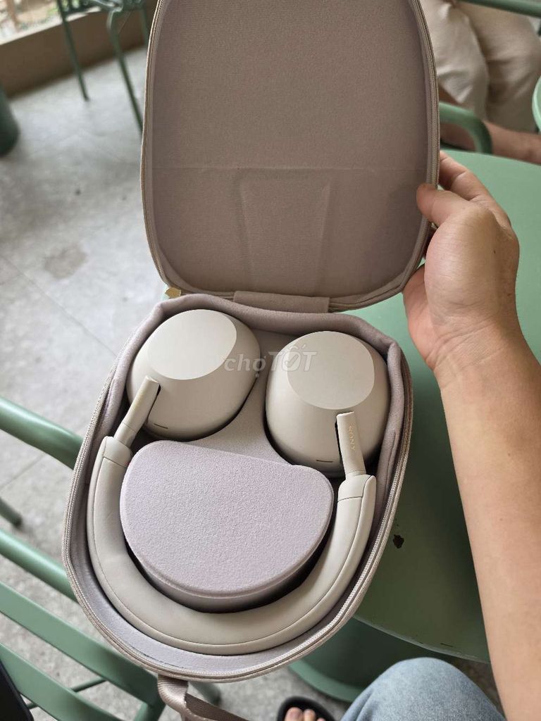 Наушники Sony WH-1000XM5 бежевого цвета