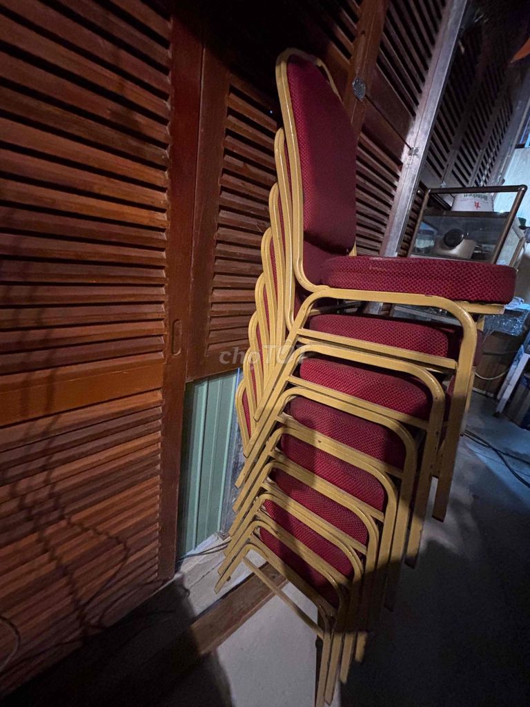 Фото 3: Металлический складной стул, ткань красная с желтым