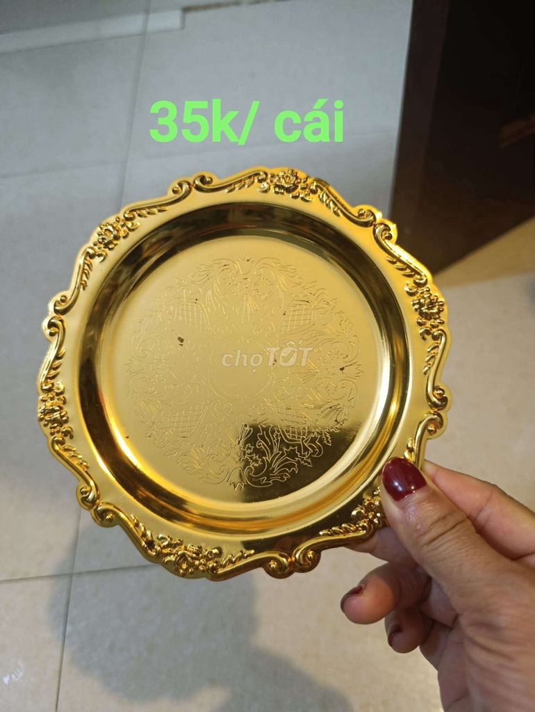 Декоративный поднос золотистого металла