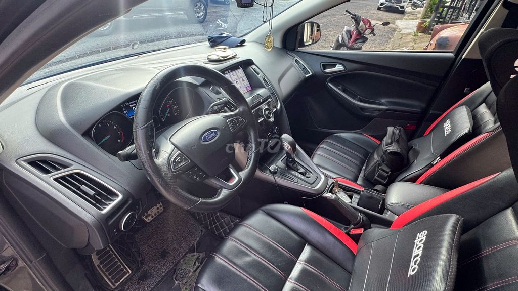 Фото 2: Ford Focus 2018 Серый Кожа 4 места