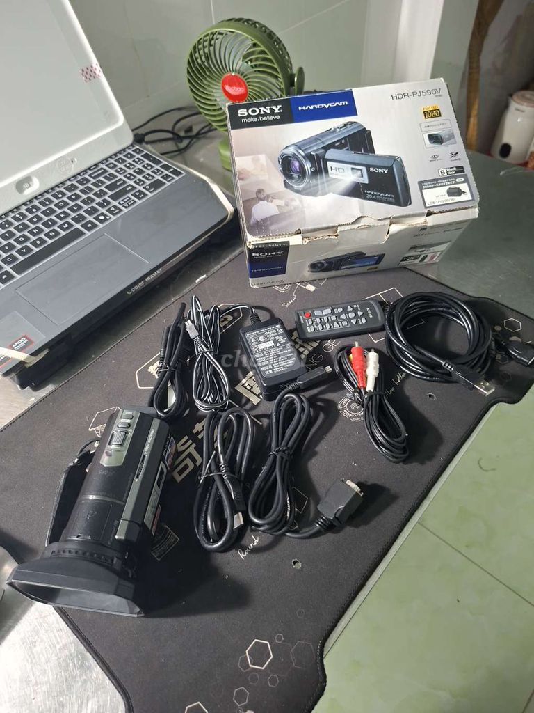 Фото 2: Видеокамера Sony HDR-PJ590V 64GB с проектором