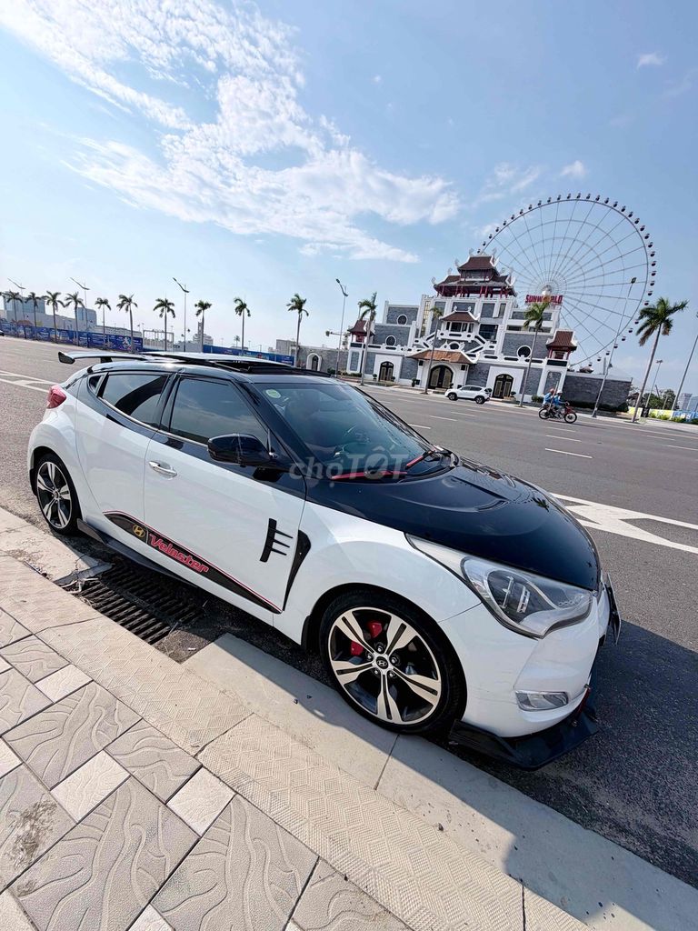 Фото 2: Hyundai Veloster белый, черный 4 места Спортивный автомобиль
