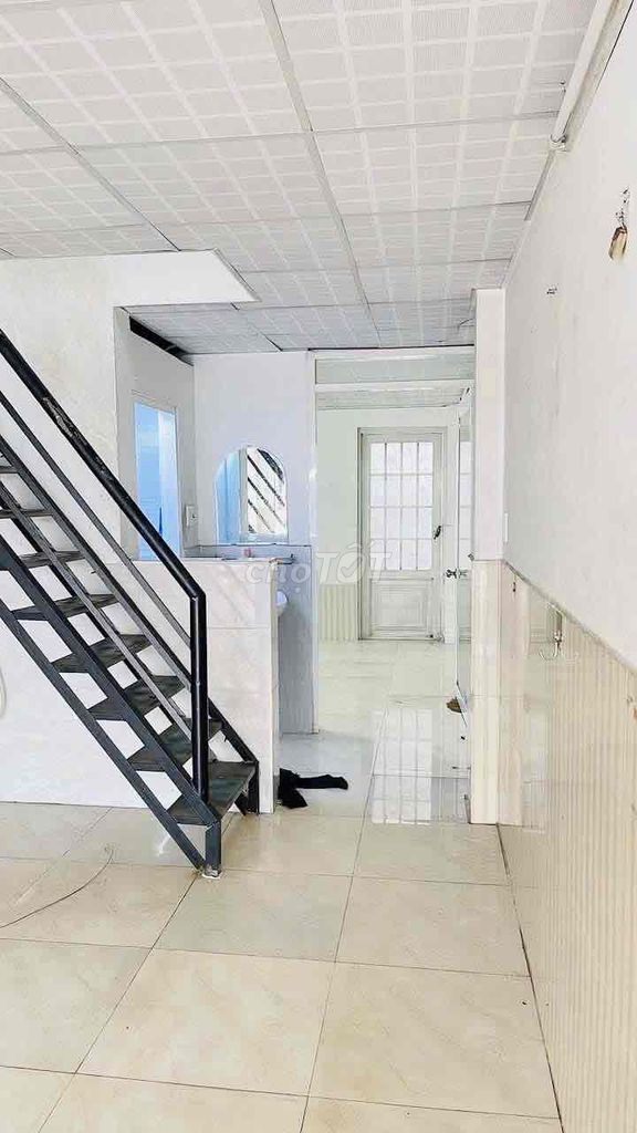 Фото 2: Сдается дом целиком, площадь 65 м², дорога 7 м, тротуар сквозной, дом 1 этаж + 1 антресоль