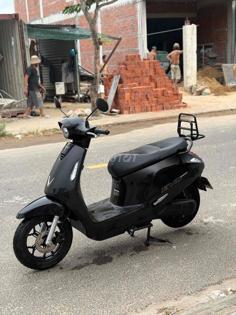 Электромотоцикл VinFast Evo Grand черный, б/у
