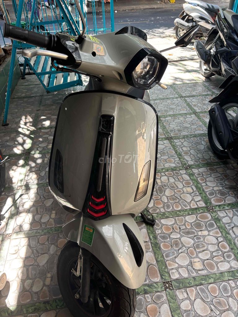 Фото 3: Скутер Vespa 50cc для женщин, серый