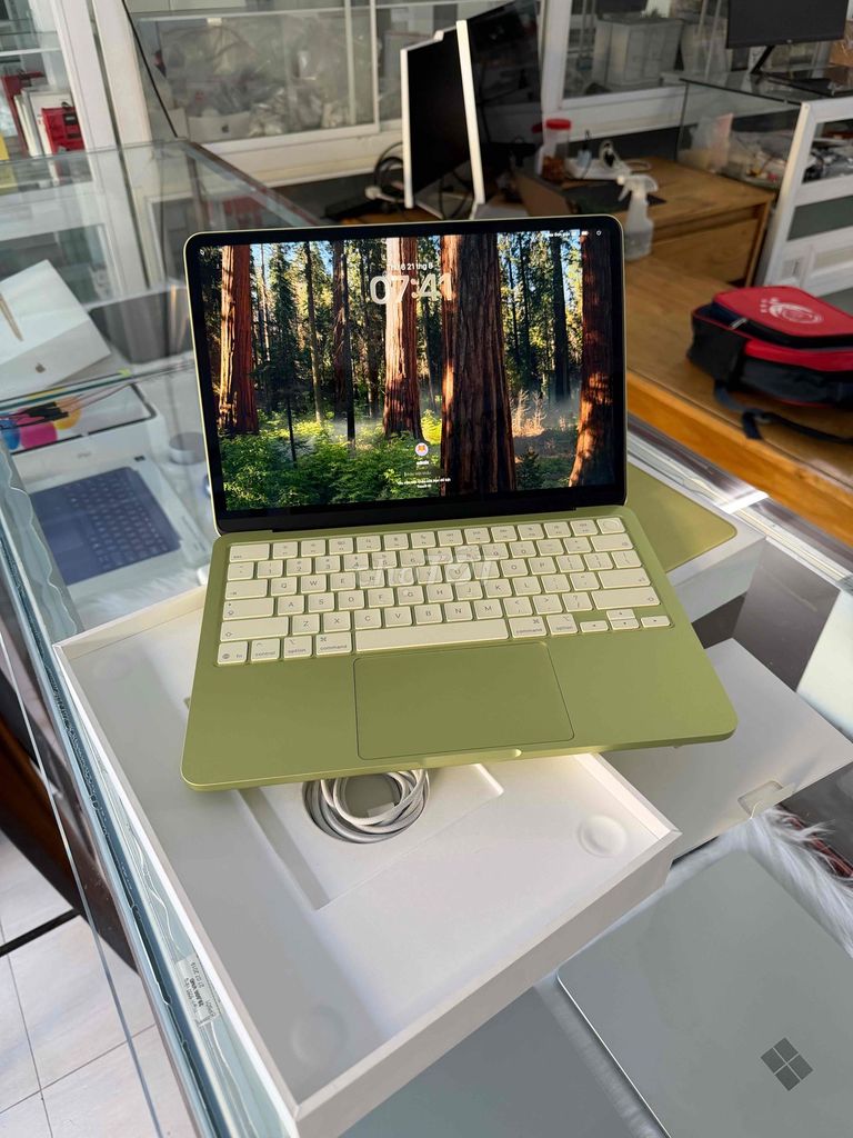 Фото 2: Apple Macbook Neo 8GB/512GB Зеленый Touch ID