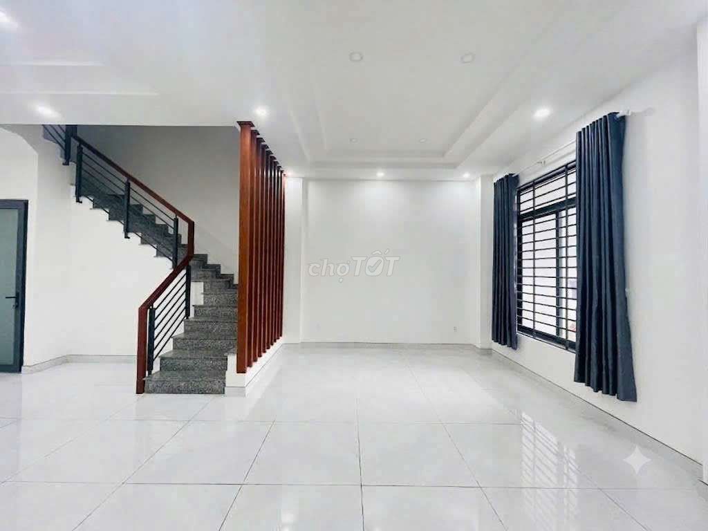 Фото 3: Городской дом Q2 Lakeview City 6x20, 1 первый этаж + 3 этажа, 4 спальни, 5 санузлов, базовая мебель, свободен