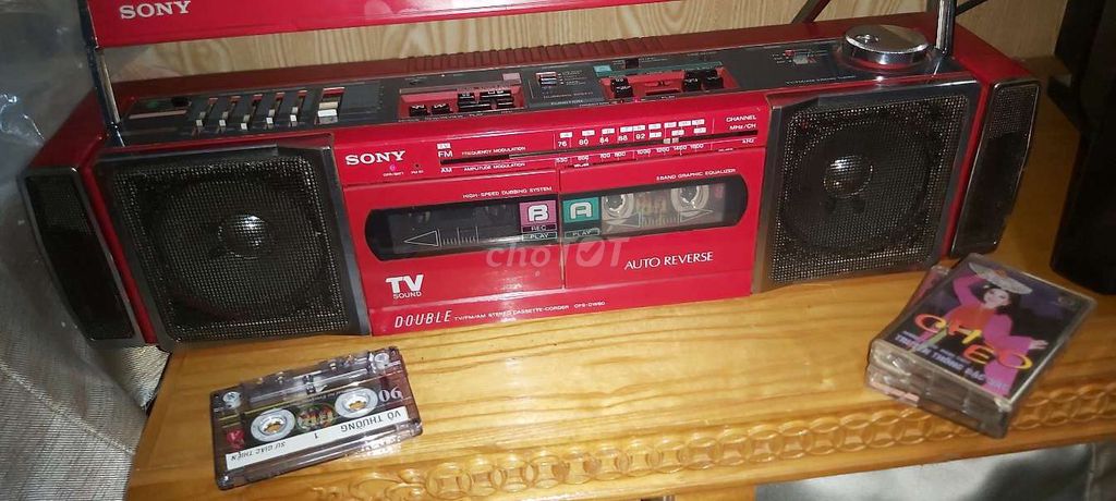 Кассетная дека Sony красная, еще играет сторона A