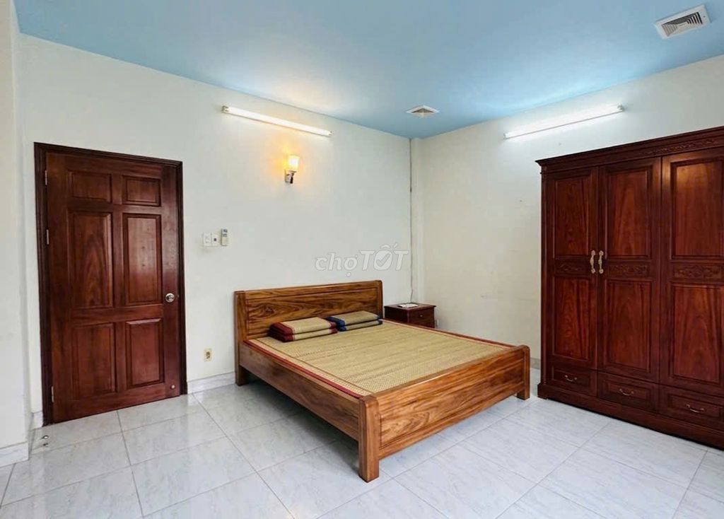 Фото 3: СРОЧНО продажа Дома 2 этажа x 61м², АВТОМОБИЛЬ паркуется у дверей, выход на улицу Нгуен Чунг Чык
