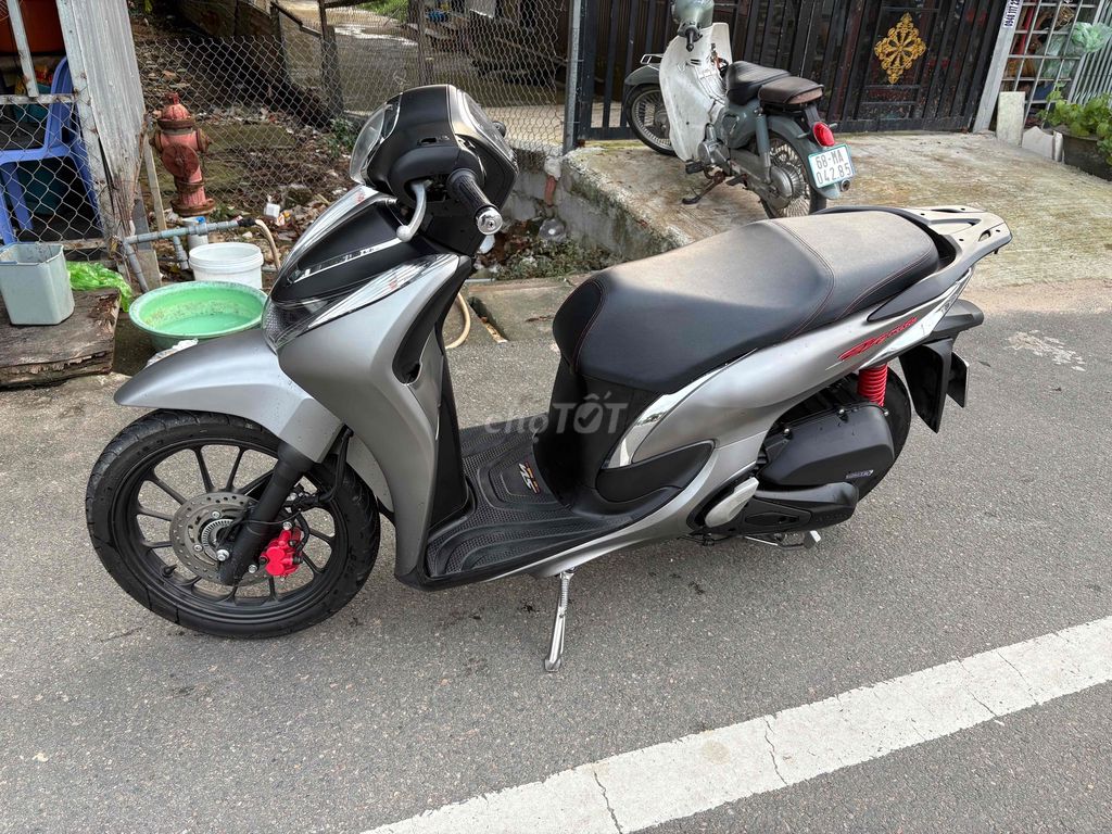 Фото 3: Honda SH Mode ABS серый