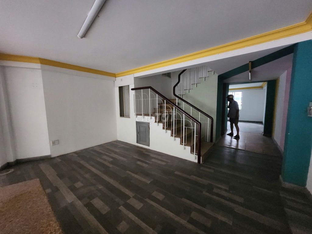 Угловой дом с двумя фасадами на Нгуен Ван Чой, продажа или аренда