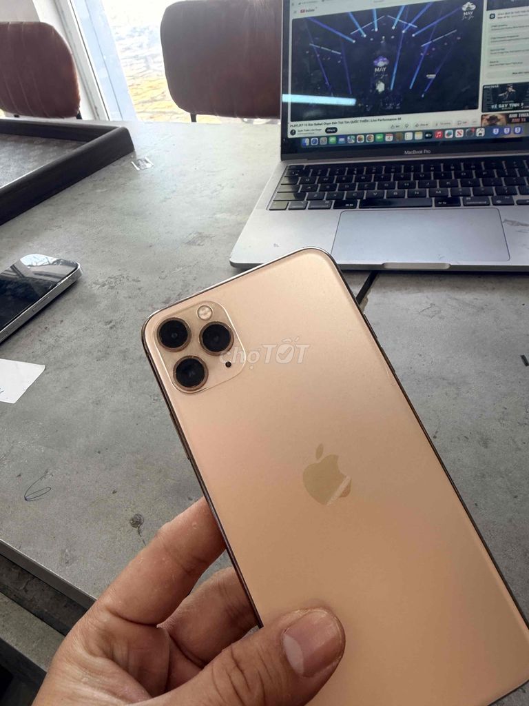Фото 3: Apple iPhone 11 Pro Max 256GB золотой