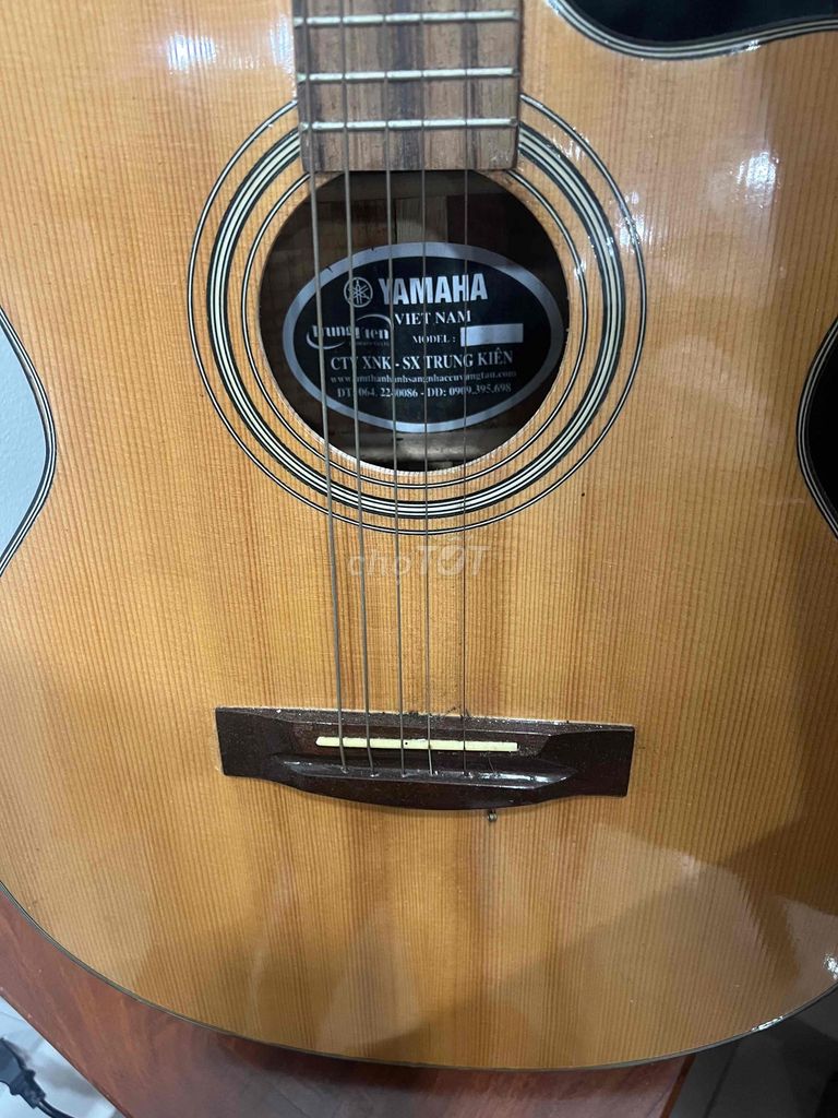Фото 3: Гитара Yamaha из коричневого дерева для начинающих