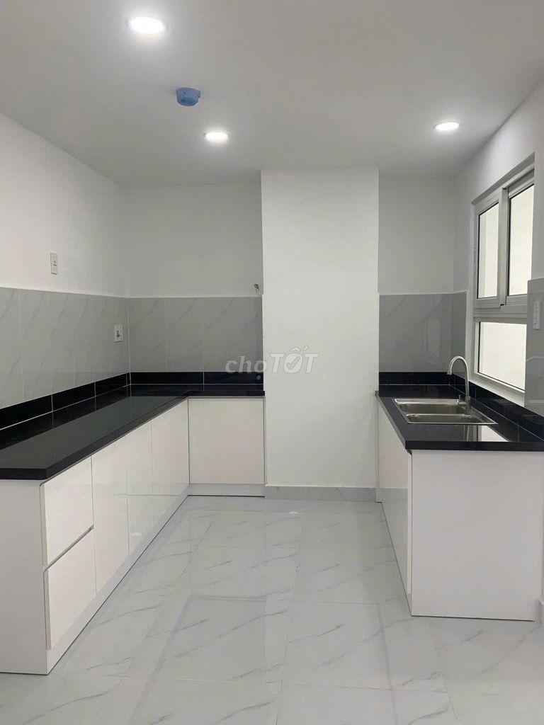 Сдаётся квартира, новая 100%, площадь 85 м², просторные комнаты, светлая и проветриваемая, со всеми удобствами