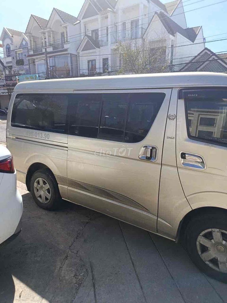 Грузовой автомобиль Toyota Hiace песочный 6 мест