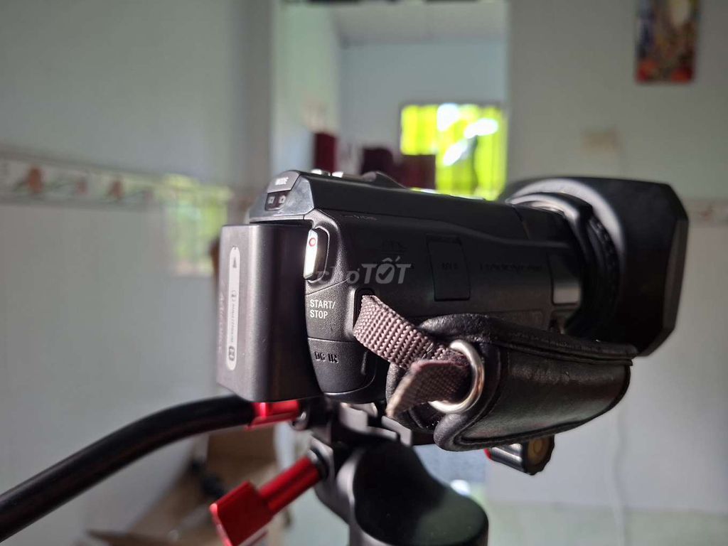 Фото 2: Видеокамера Sony HDR-CX500 черная