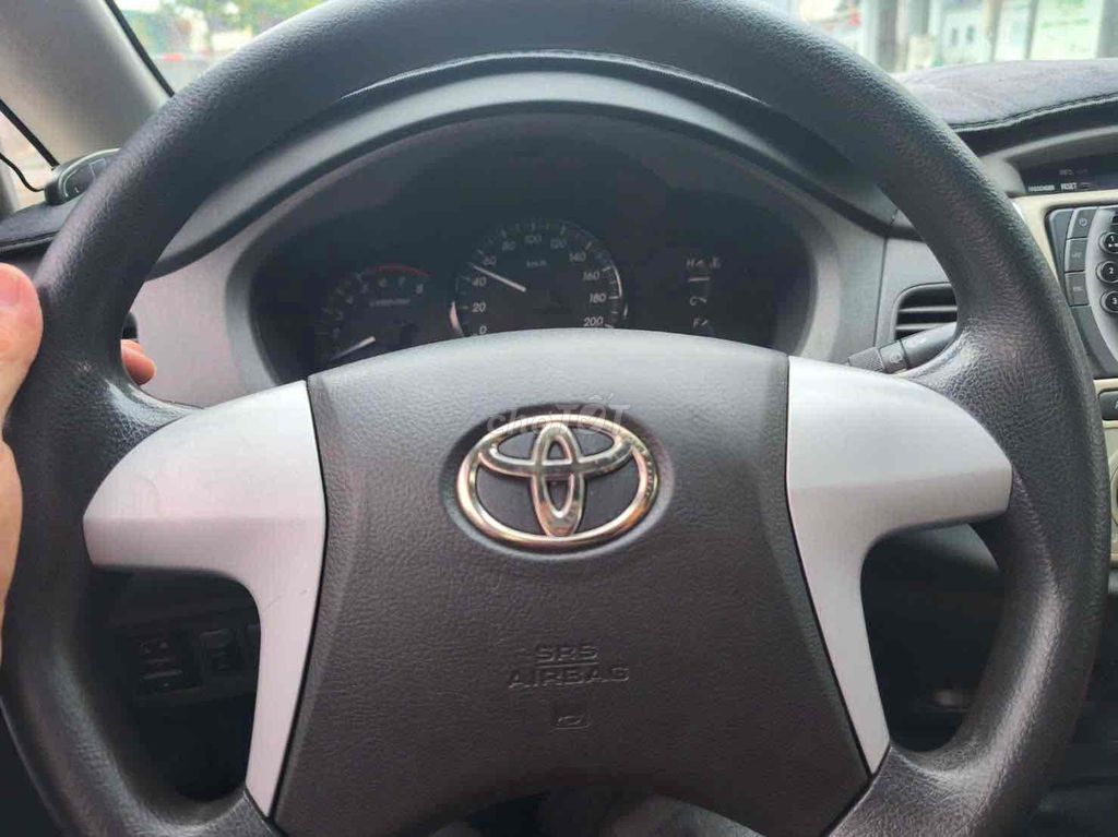 Фото 3: Toyota Innova 2012 механика, серебристый